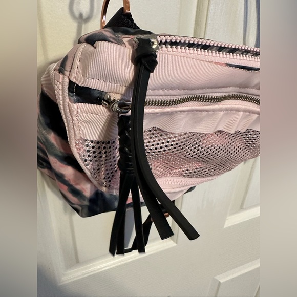 🦄 RARE HTF 🦄 Lululemon Go Lightly Bag Wamo Camo Barely Pink / Deep Coal - Picture 13 of 16